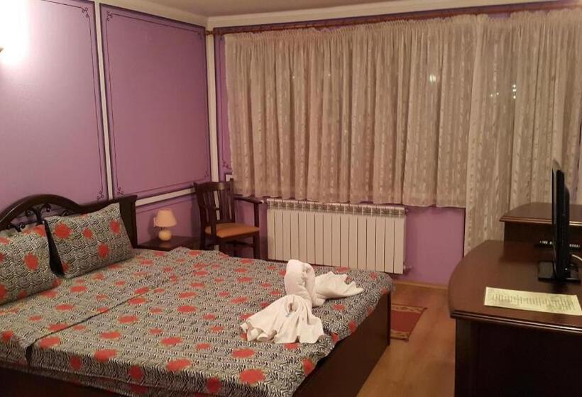 带阳台的豪华间, Denis Guest House