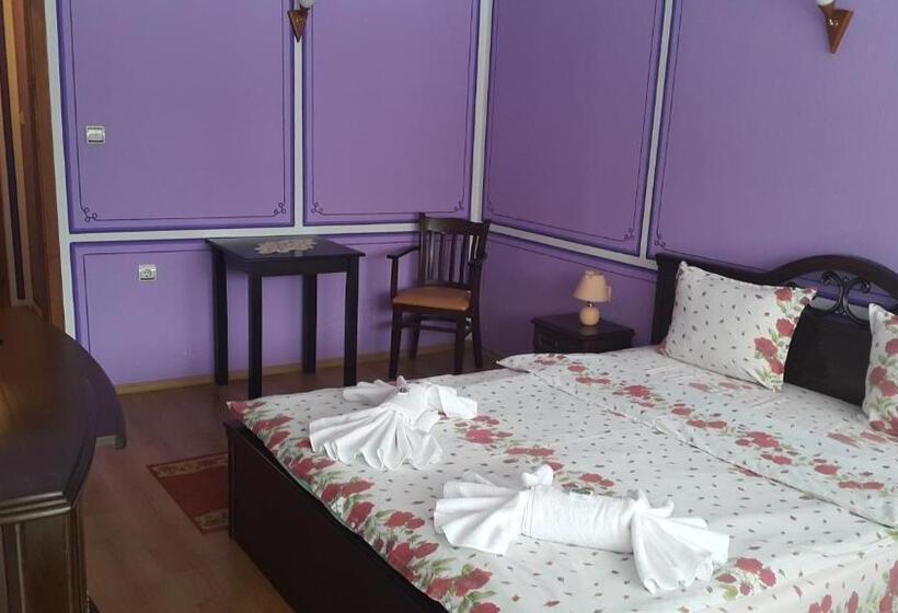 带阳台的豪华间, Denis Guest House