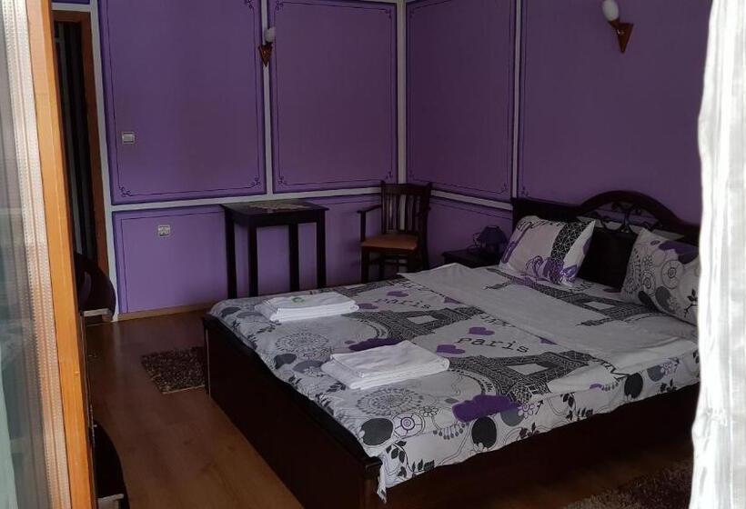 带阳台的豪华间, Denis Guest House