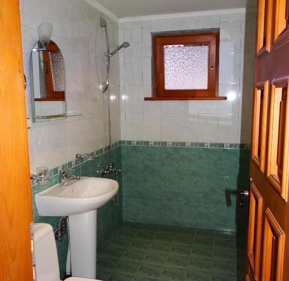 标准三人间, Denis Guest House