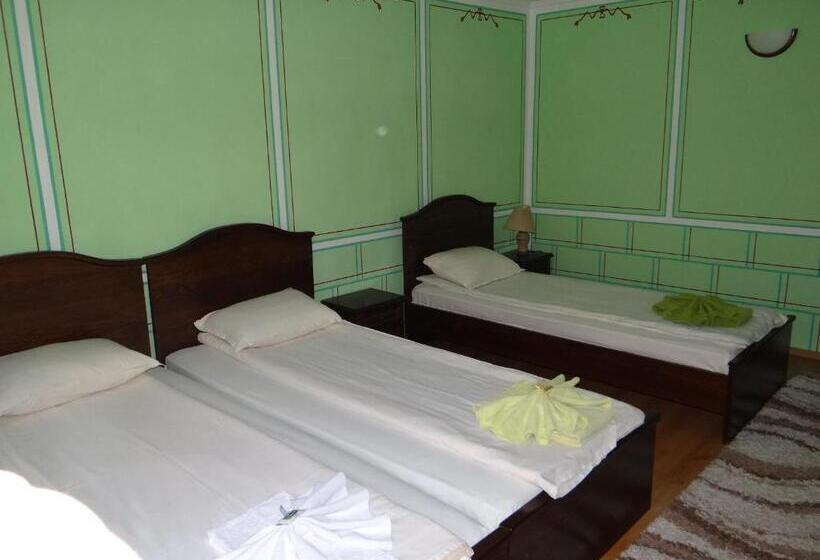 标准三人间, Denis Guest House