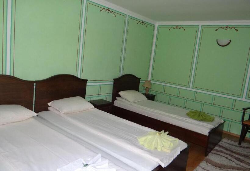 标准三人间, Denis Guest House