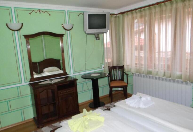 标准三人间, Denis Guest House