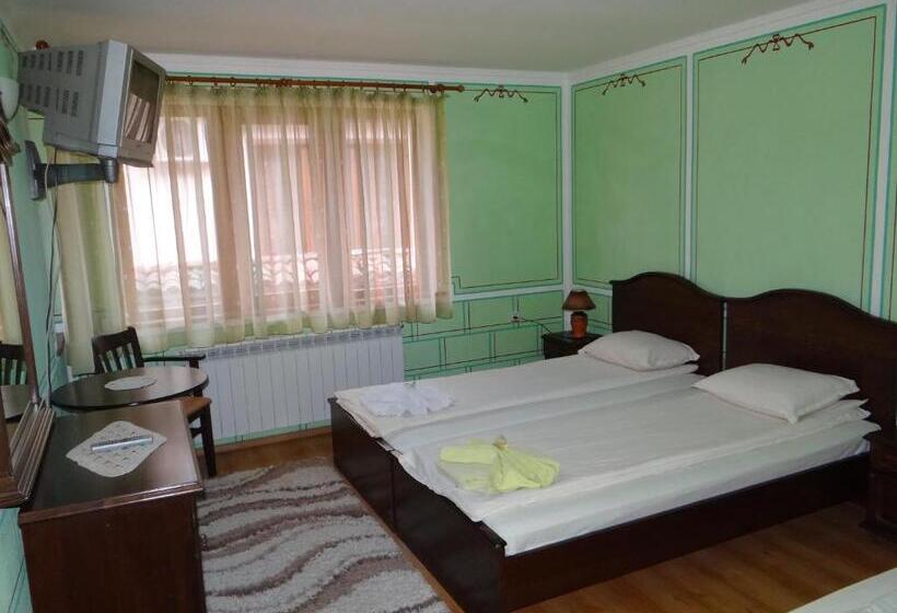 スタンダードトリプルルーム, Denis Guest House
