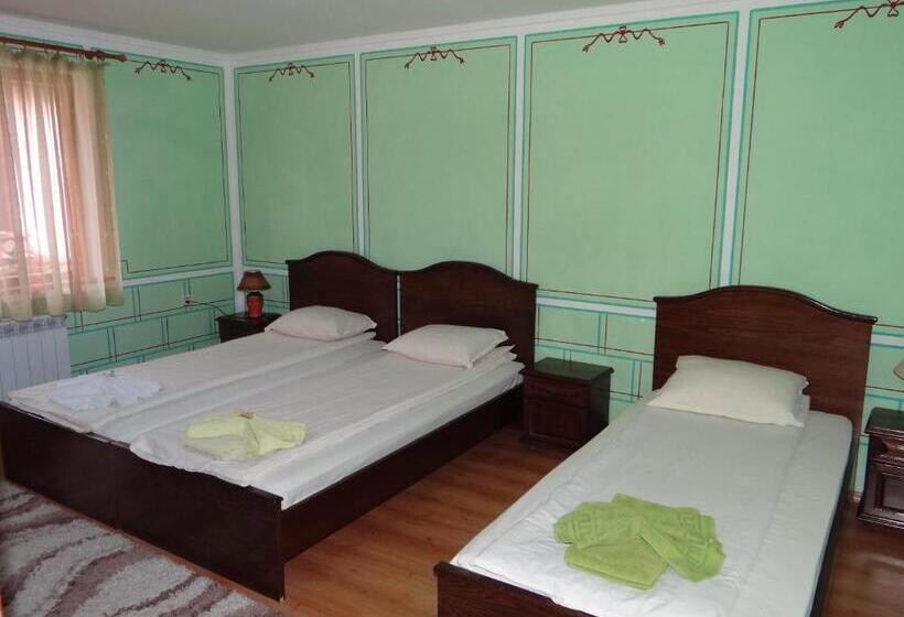 标准三人间, Denis Guest House