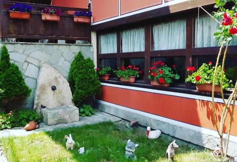 标准工作室, Denis Guest House