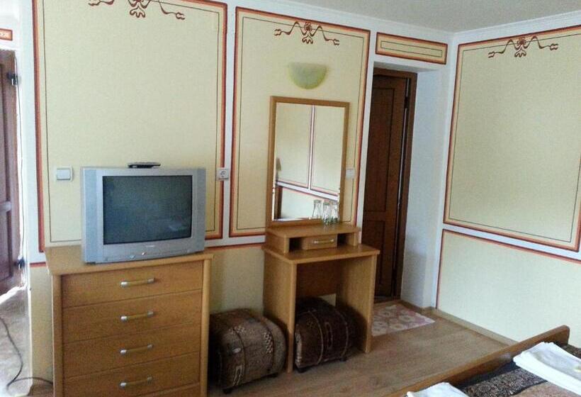 标准工作室, Denis Guest House