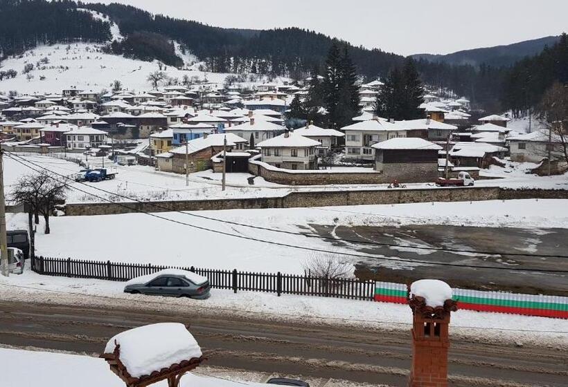 带阳台的豪华间, Denis Guest House