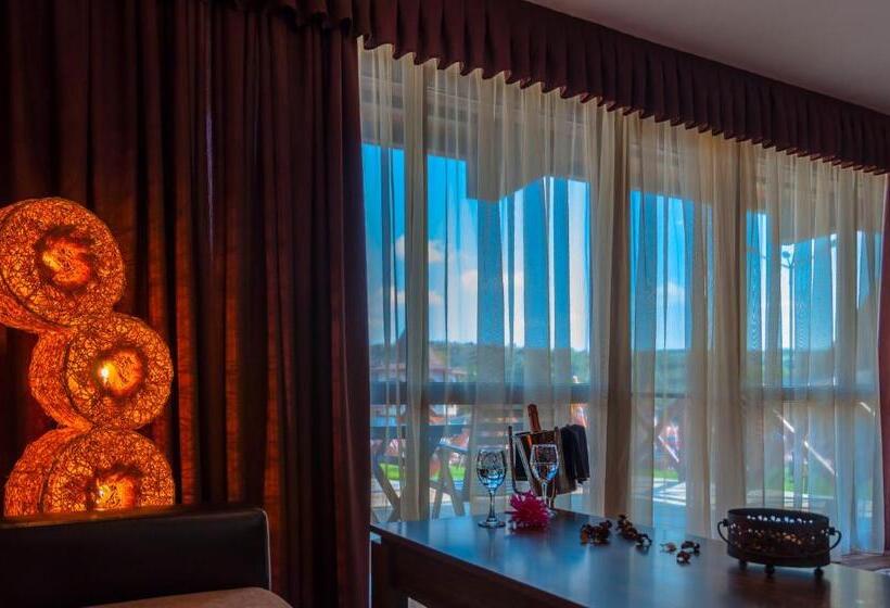 جناح مطل على البحيرة, The Wind Mills Hydropark