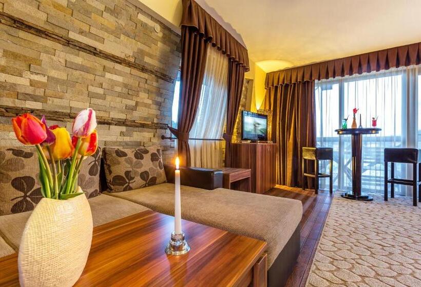 جناح جونيور مطل علي البحيرة, The Wind Mills Hydropark