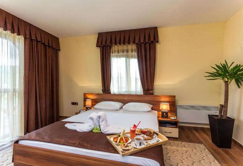 جناح جونيور مطل علي البحيرة, The Wind Mills Hydropark