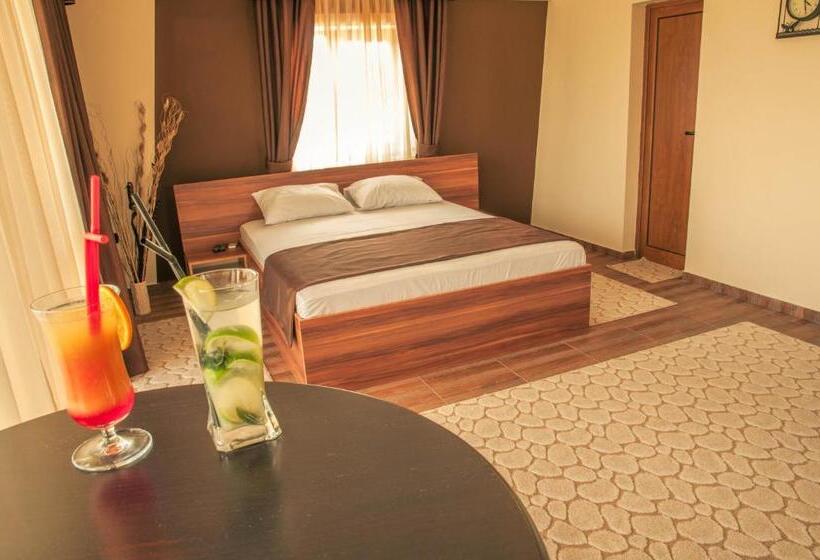 جناح جونيور مطل علي البحيرة, The Wind Mills Hydropark