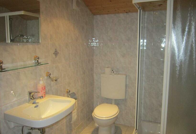 غرفة قياسية ثلاثية, Haus Jochum