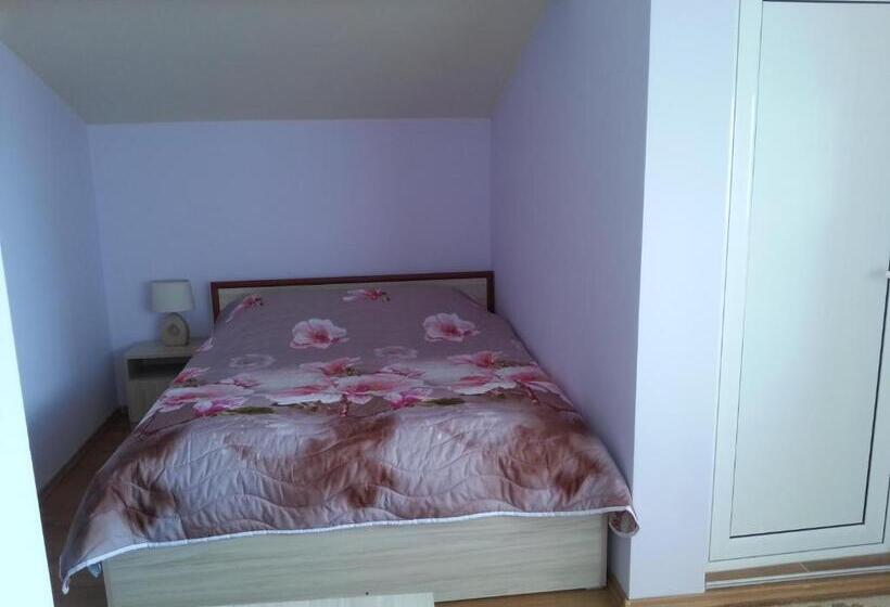 Номер Стандарт Трехместный, Guest House Emi
