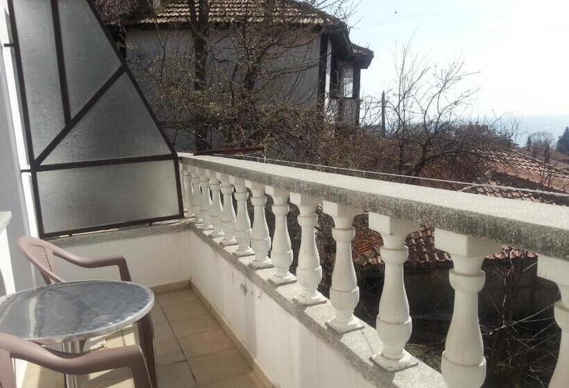 バス共有のスタンダードルーム, Guest House Emi