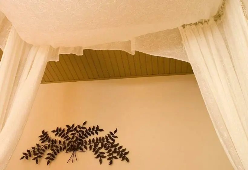 اتاق استاندارد, A L Ombre Du Clocher