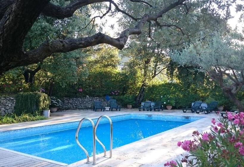 דירת חדר בקומת קרקע, La Radassière