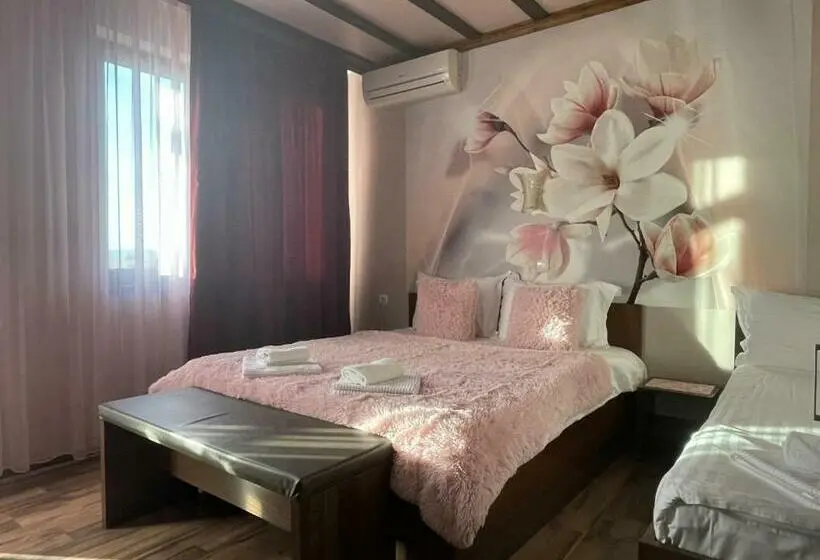 バルコニー付きスタンダードトリプルルーム, Asya Guest House