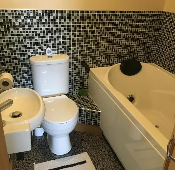 חדר דלוקס, Carland Cross