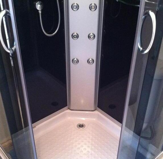 חדר דלוקס, Carland Cross