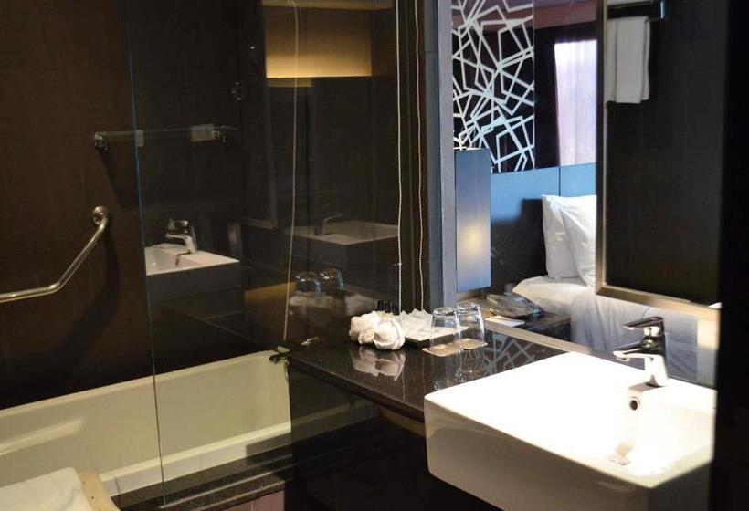キングサイズベッドのデラックスルーム, Golden Tulip Mandison Suites