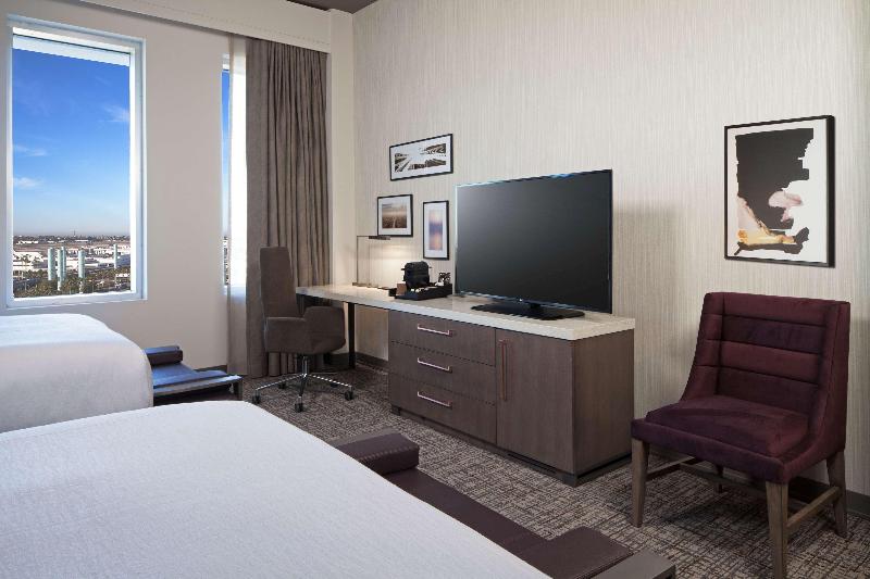 מיטת קינג בסוויטה, Holiday Inn Express   Indianapolis   Southeast, An Ihg