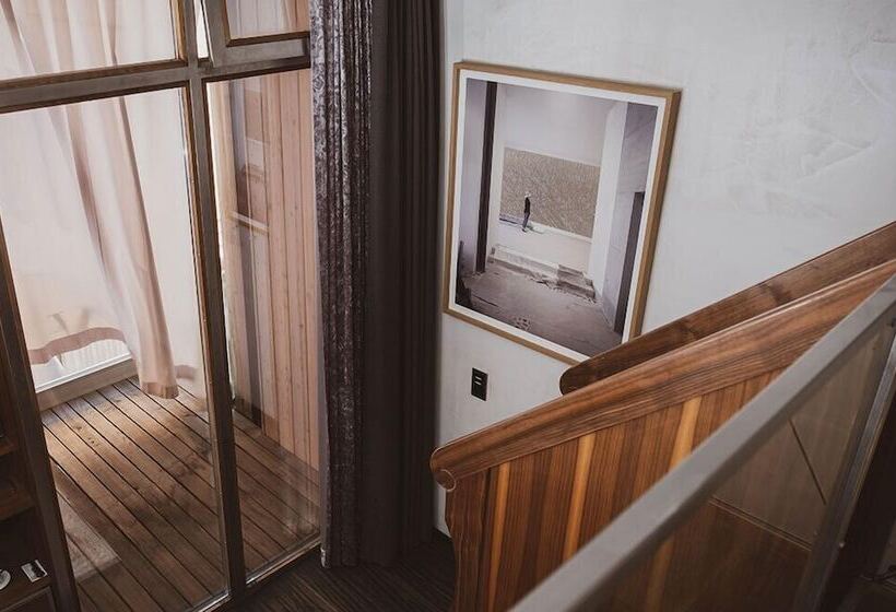 Capsule, Backstage Boutique Spa