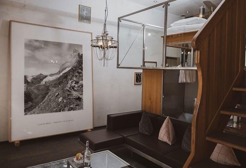 Capsule, Backstage Boutique Spa