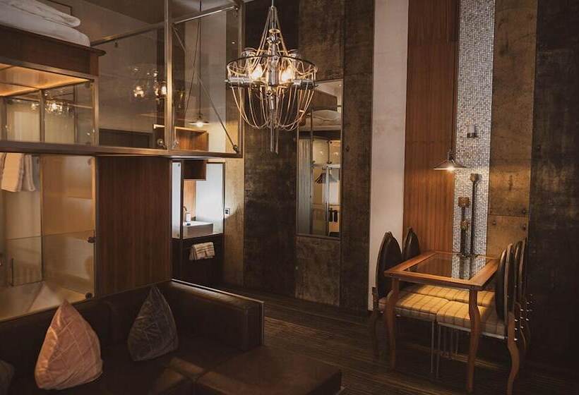 Capsule, Backstage Boutique Spa