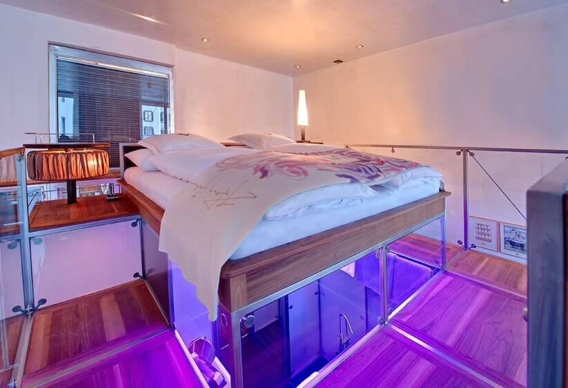 Capsule, Backstage Boutique Spa