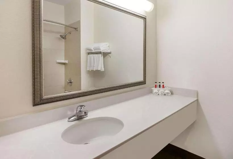 Standard Room King Size Bed, Baymont By Wyndham Chelsea