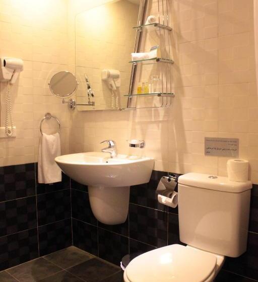 سوییت جونیور با چشم‌انداز استخر, Cosmopolitan