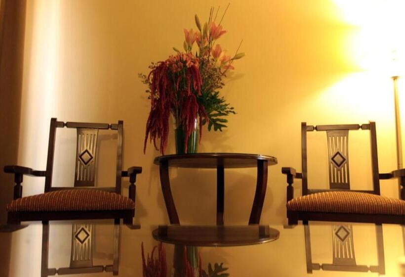 سوییت جونیور با چشم‌انداز استخر, Cosmopolitan