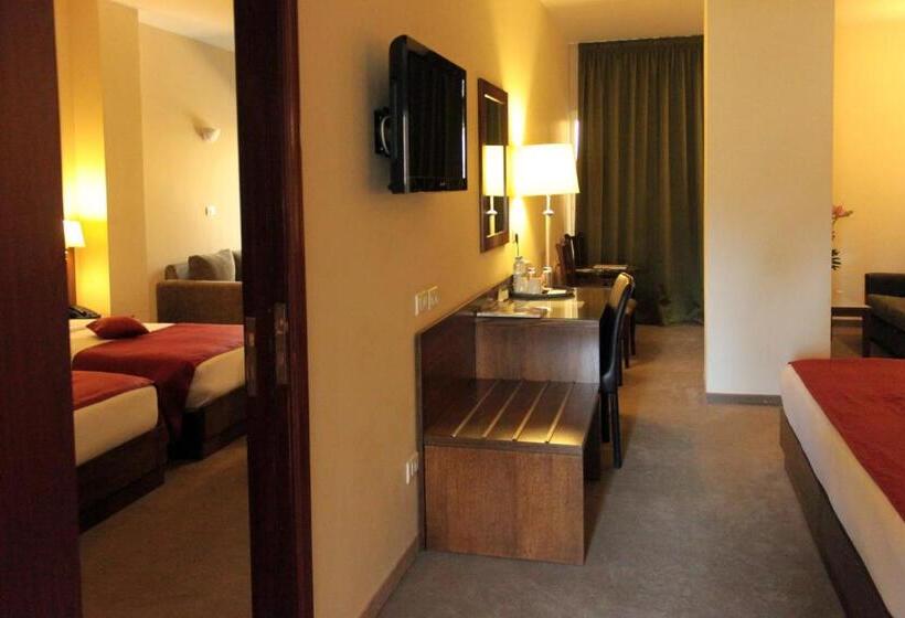 سوییت جونیور با چشم‌انداز استخر, Cosmopolitan