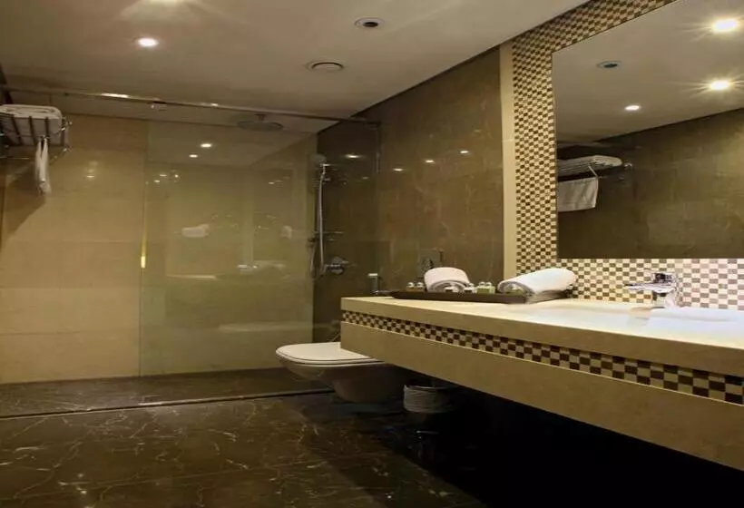 اتاق لوکس با بالکن و چشمانداز دریا, Lancaster Suites Raouche