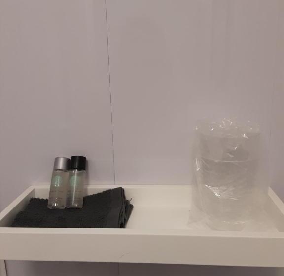 اتاق عادی, The Cardoun