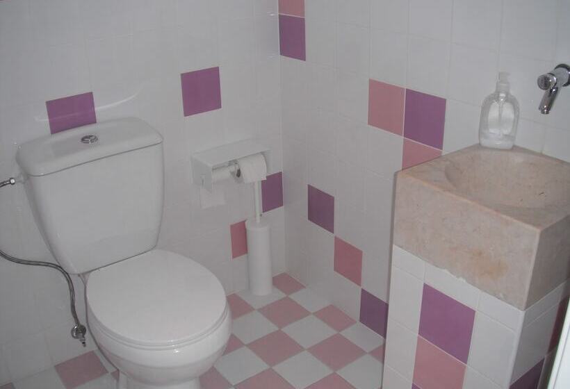 标准间, 70 S Hostel