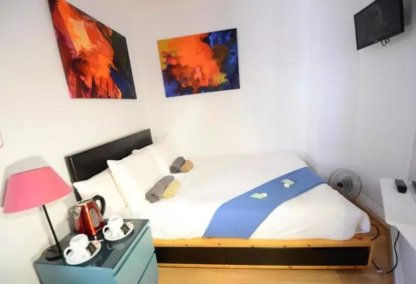 Standard Room, Astor Hyde Park Hostel