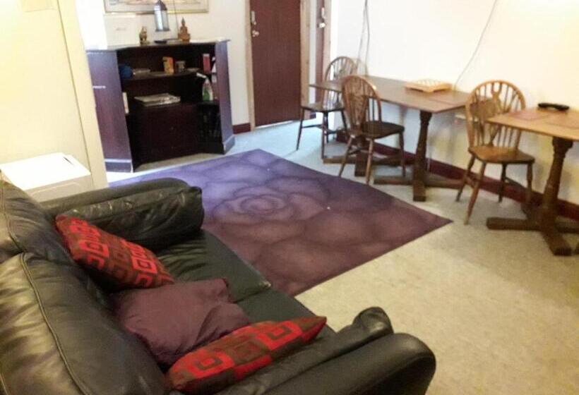 غرفة قياسية فردية, Lantern House