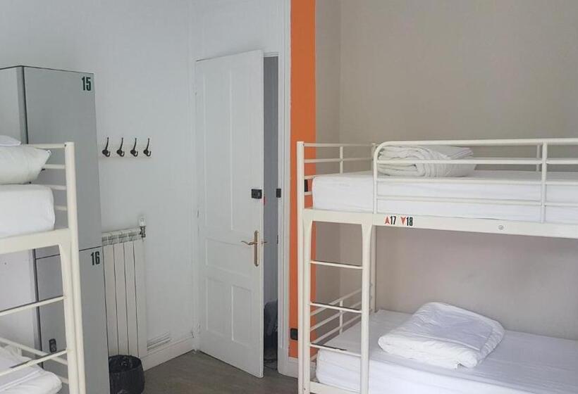 سرير فى غرفة مشتركه, Hostel Royalty Albergue
