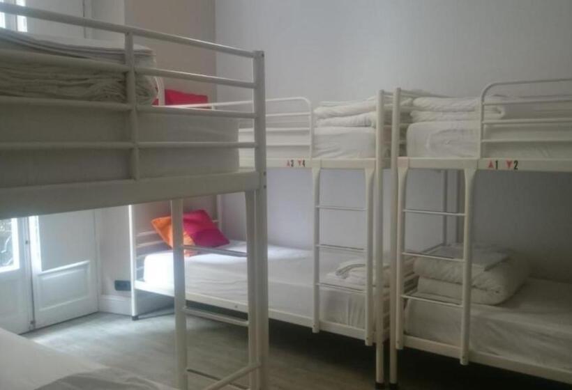 سرير فى غرفة مشتركه, Hostel Royalty Albergue