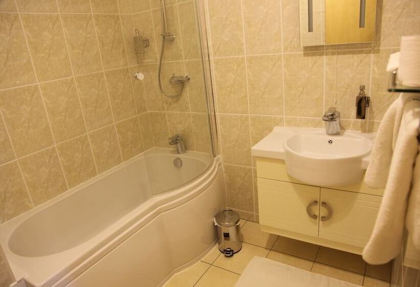 חדר משפחתי, The Cambridge