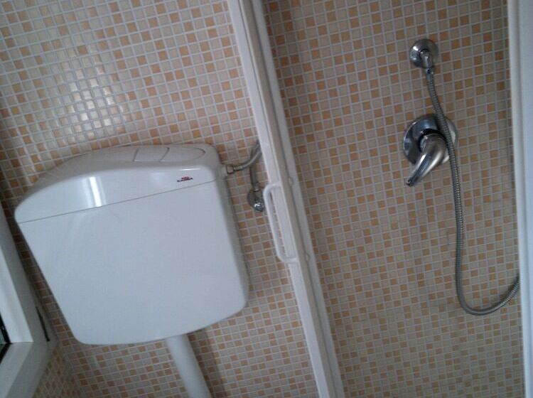 バスルーム共有のシングルスタンダード, Giovannina