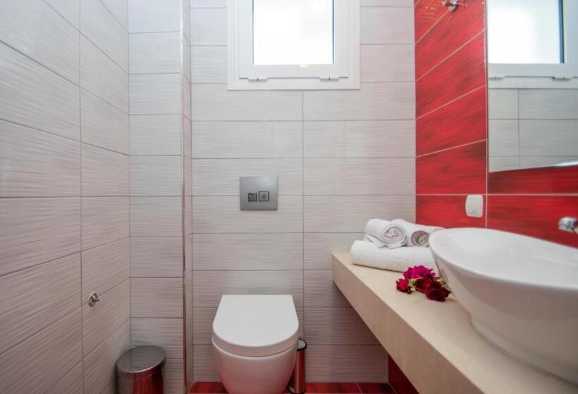 اتاق استاندارد سه نفره, Kozanos Studios 1