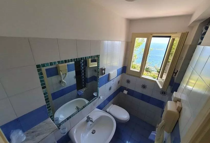 اتاق خانوادگی با چشم‌انداز دریا, Torre Saracena