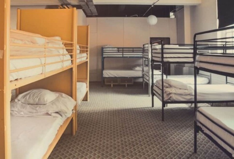 공동 객실, Rock N Bowl