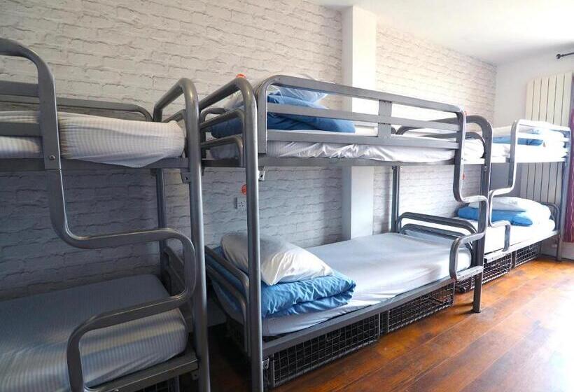 سرير فى غرفة مشتركة مزودة بحمام مشترك, St Christopher S Inn Newquay