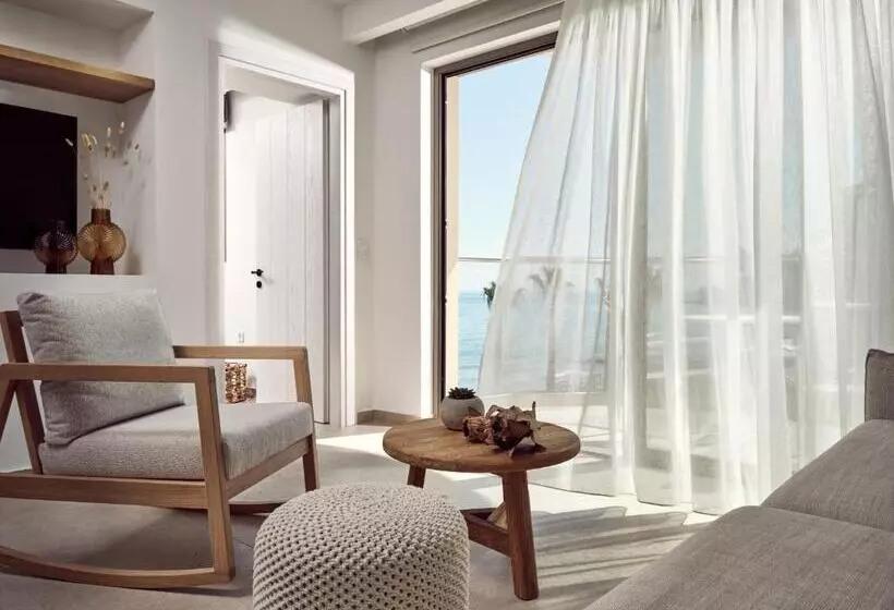 سوییت سوپریور با چشمانداز دریا, Windmill Bay