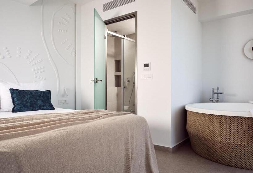 سوییت سوپریور با چشم‌انداز دریا, Windmill Bay