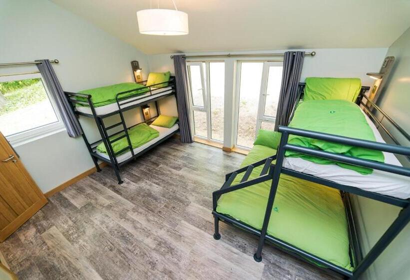 חדר סטנדרטי לארבעה עם חדר אמבטיה משותף, Yha Bath